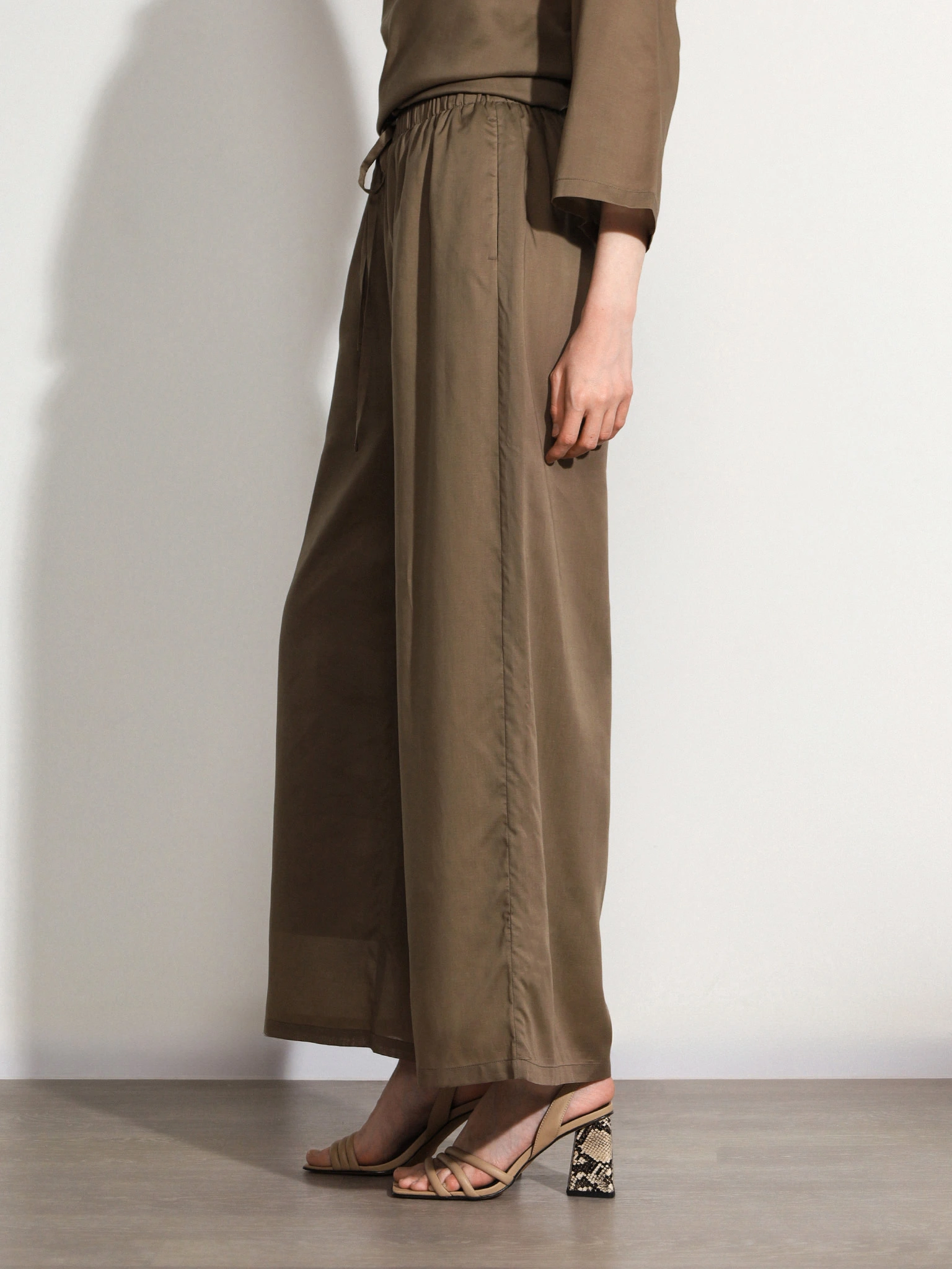 Брюки песочного цвета свободного кроя